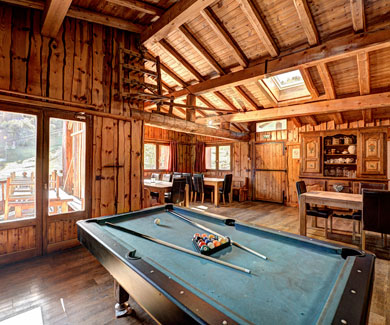 Pièce à vivre du chalet Mont-Blanc à Montchavin avec son billard